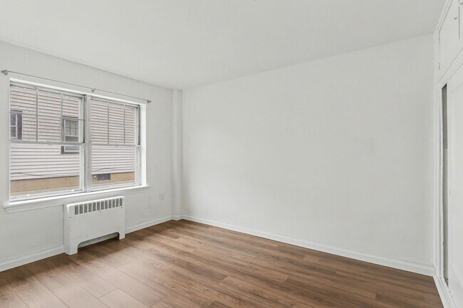 Building Photo - 10 Swan St