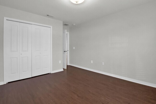 Building Photo - 8402 Island Dr