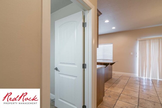 Building Photo - Beautiful Southgate Townhome!