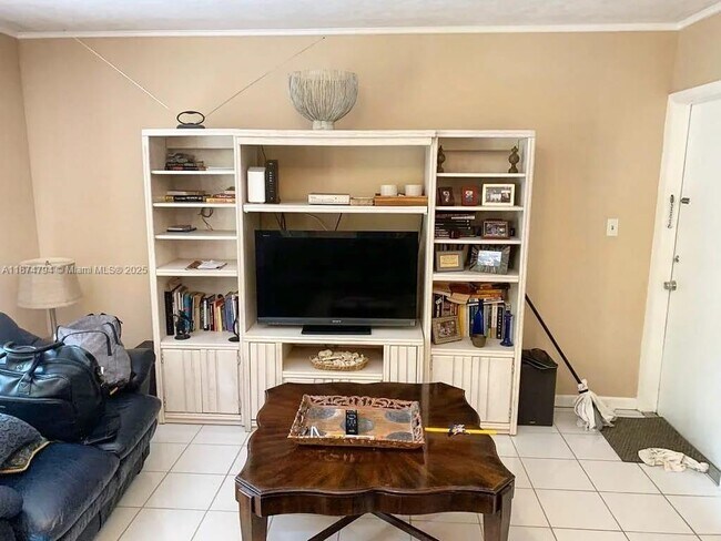 Building Photo - 815 Middle River Dr