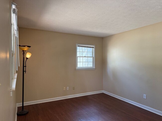 Building Photo - SELF TOURING AVAILABLE - Nice House with F...