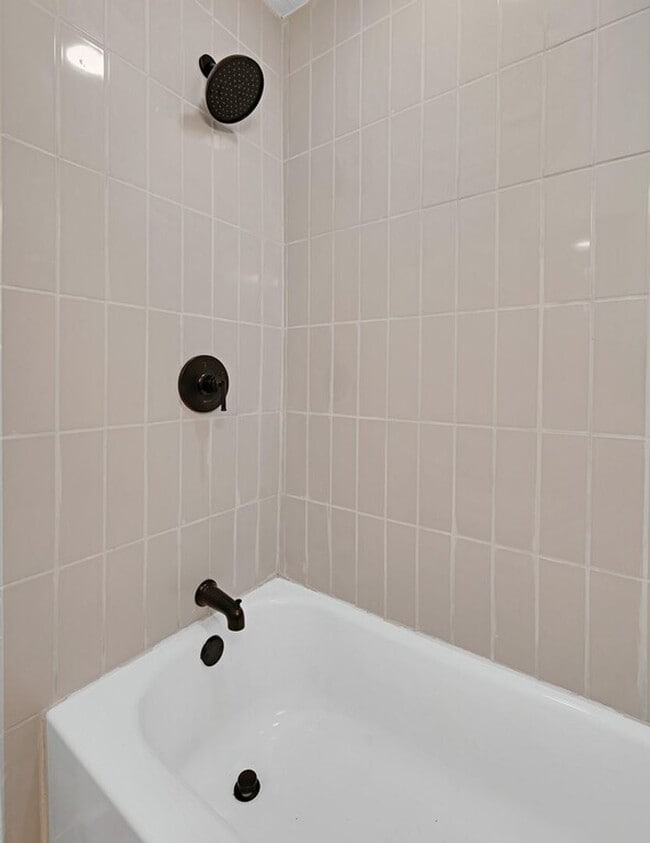 Building Photo - Newly remodeled 3 bedroom/2 baths coming s...