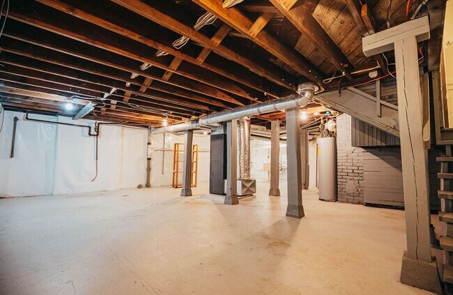 Building Photo - Home with Beauty, Character and Great LOCA...