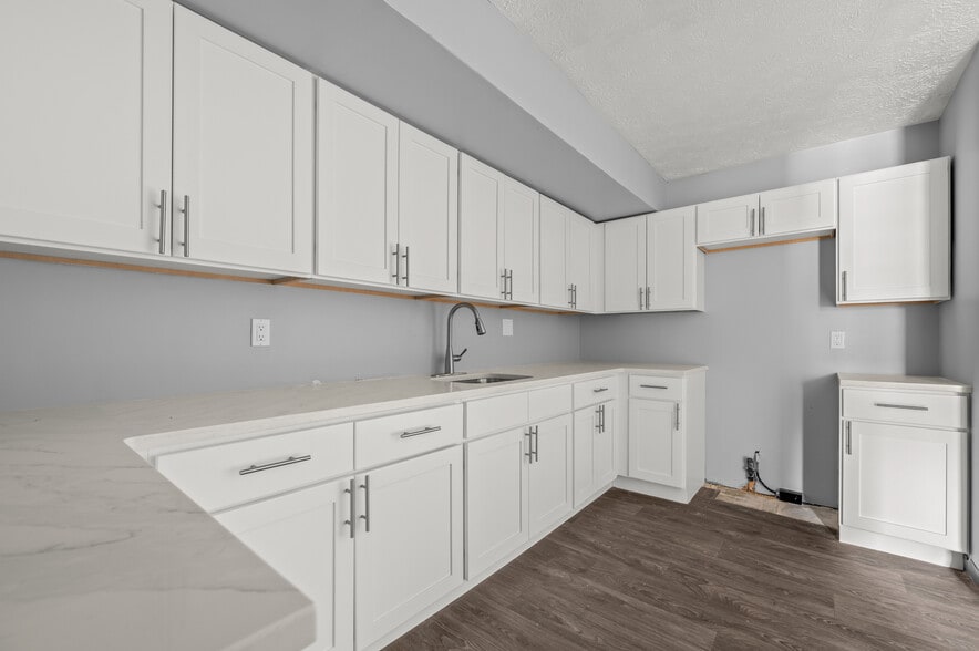 Building Photo - 30 Long St