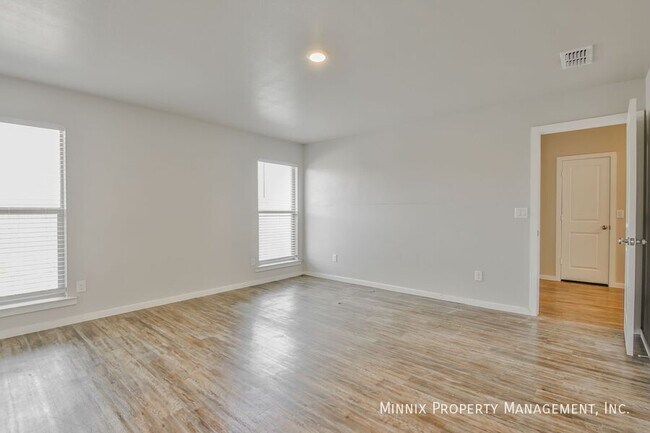 Building Photo - 2012 Kenwood Ave