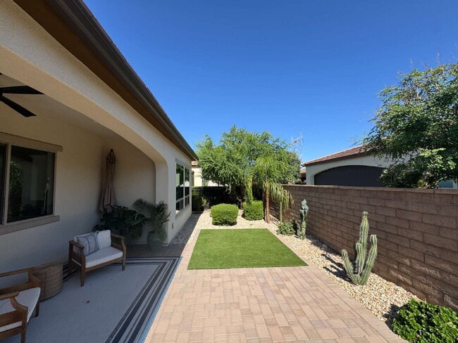 Building Photo - 120 E Iloca Ln