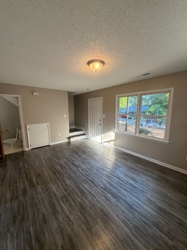 Building Photo - 112 Colonial Cir