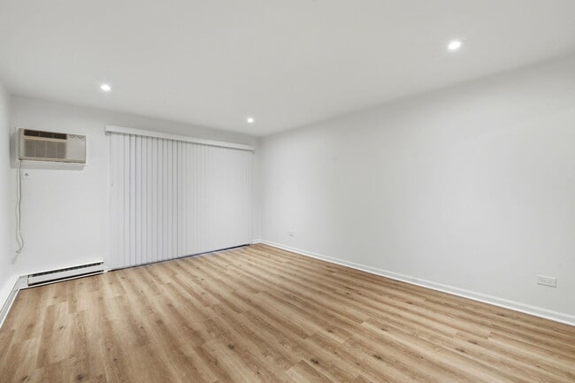 Building Photo - 850 E Old Willow Rd