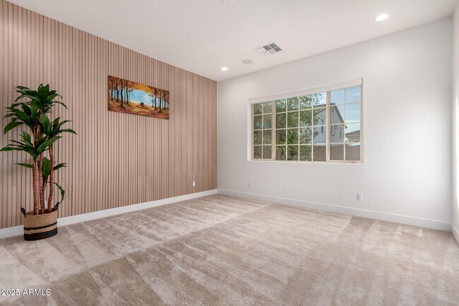 Building Photo - 2316 E Canary Dr