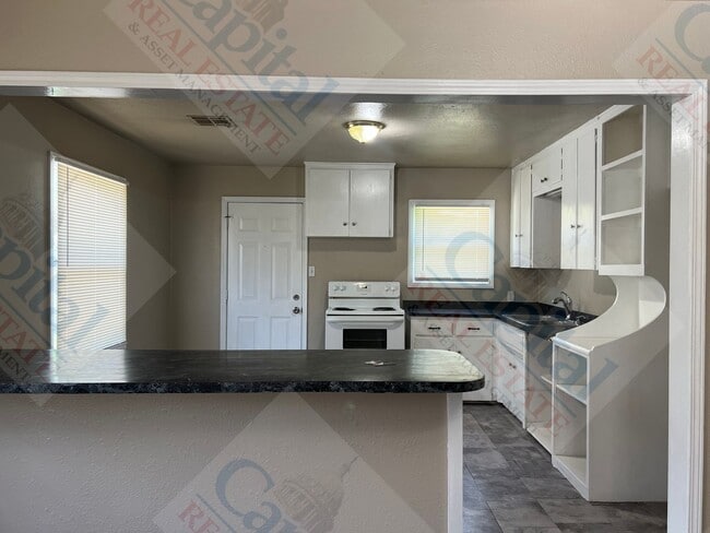 Building Photo - Spacious 3 Bedroom