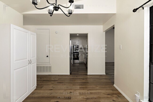 Building Photo - Beautifully Updated 3BR / 2BA in West Mobile with Private Courtyard