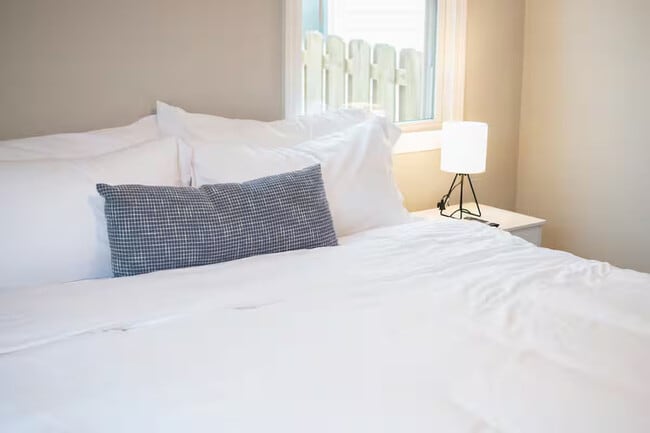 Building Photo - 7046 Greenleaf Ave