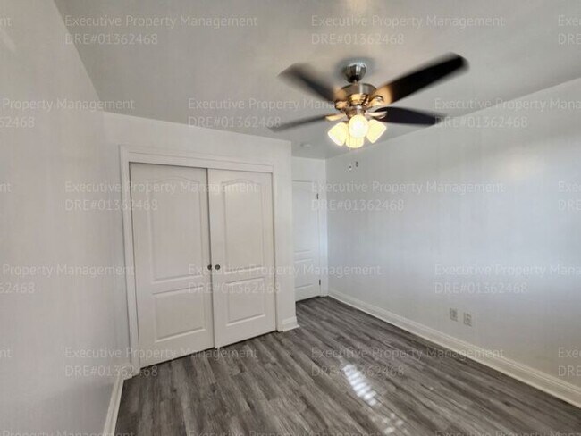 Building Photo - 4 bedroom/ 2 bathroom located in the South...