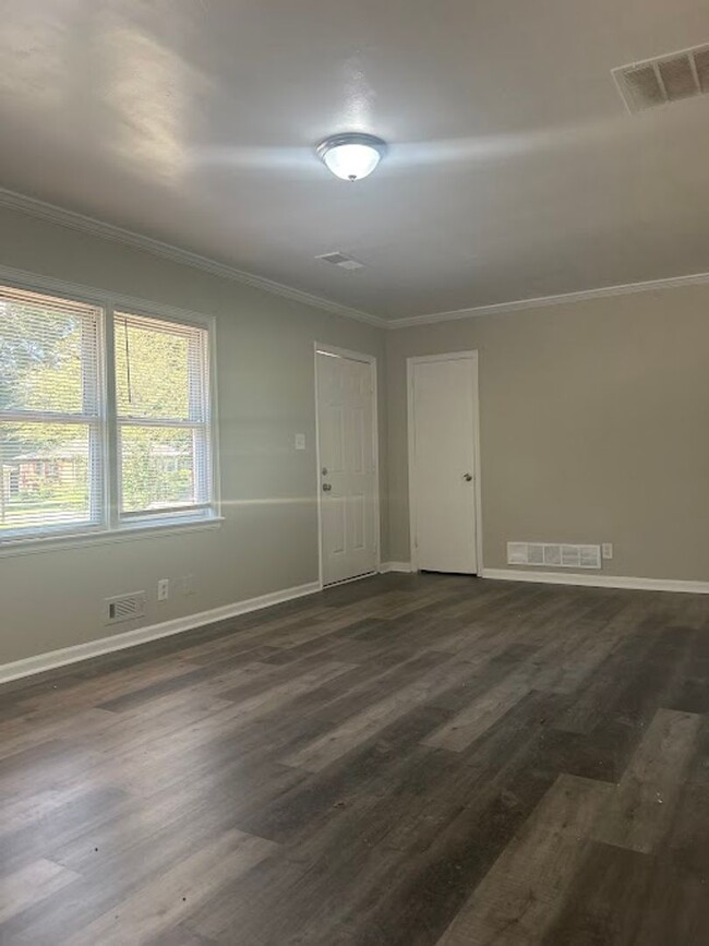 Building Photo - 3 Bed, 1 bath in Decatur!