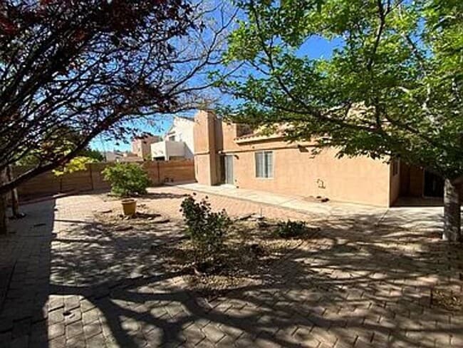 Building Photo - Front / Backyard Landscaped!