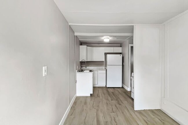 Building Photo - Newly Remodeled Downtown Studio!