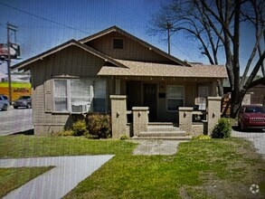 Building Photo - Large 3 Bed 2 Bath