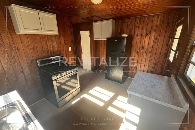 Building Photo - Cozy 2-Bedroom Duplex with Vintage Charm &...