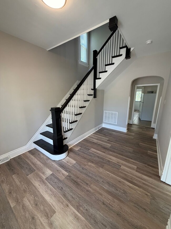 Building Photo - Charming 4bdrm/1.5bth Home Located in Richmond's North Highland Park w/Balcony!!