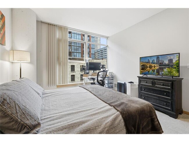 Building Photo - 215 10th Ave S