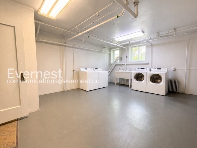 Building Photo - 1 Bed, 1 Bath Condo with Modern Amenities / Available Soon!
