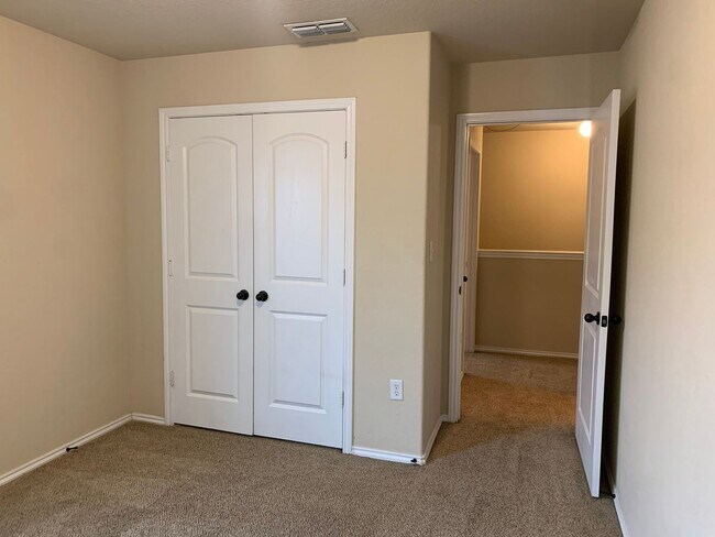 Building Photo - 2 Story Duplex / Interior Washer & Dryer C...