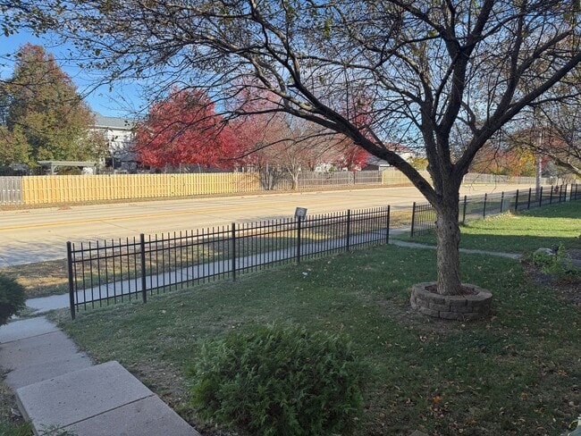 Building Photo - Beautiful 3B 2.5 bathroom townhouse in Normal