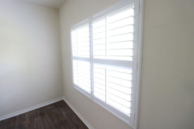 Building Photo - 625 Fairway Dr