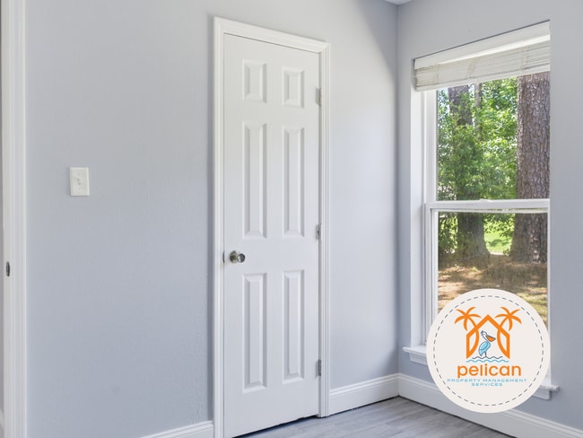 Building Photo - Spacious 4 Bedroom, 2 Bathroom Home