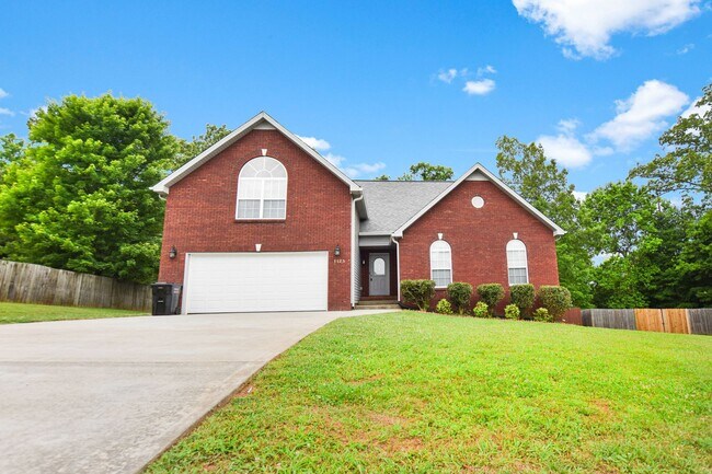 Primary Photo - Dog Friendly Three Bedroom with Bonus!