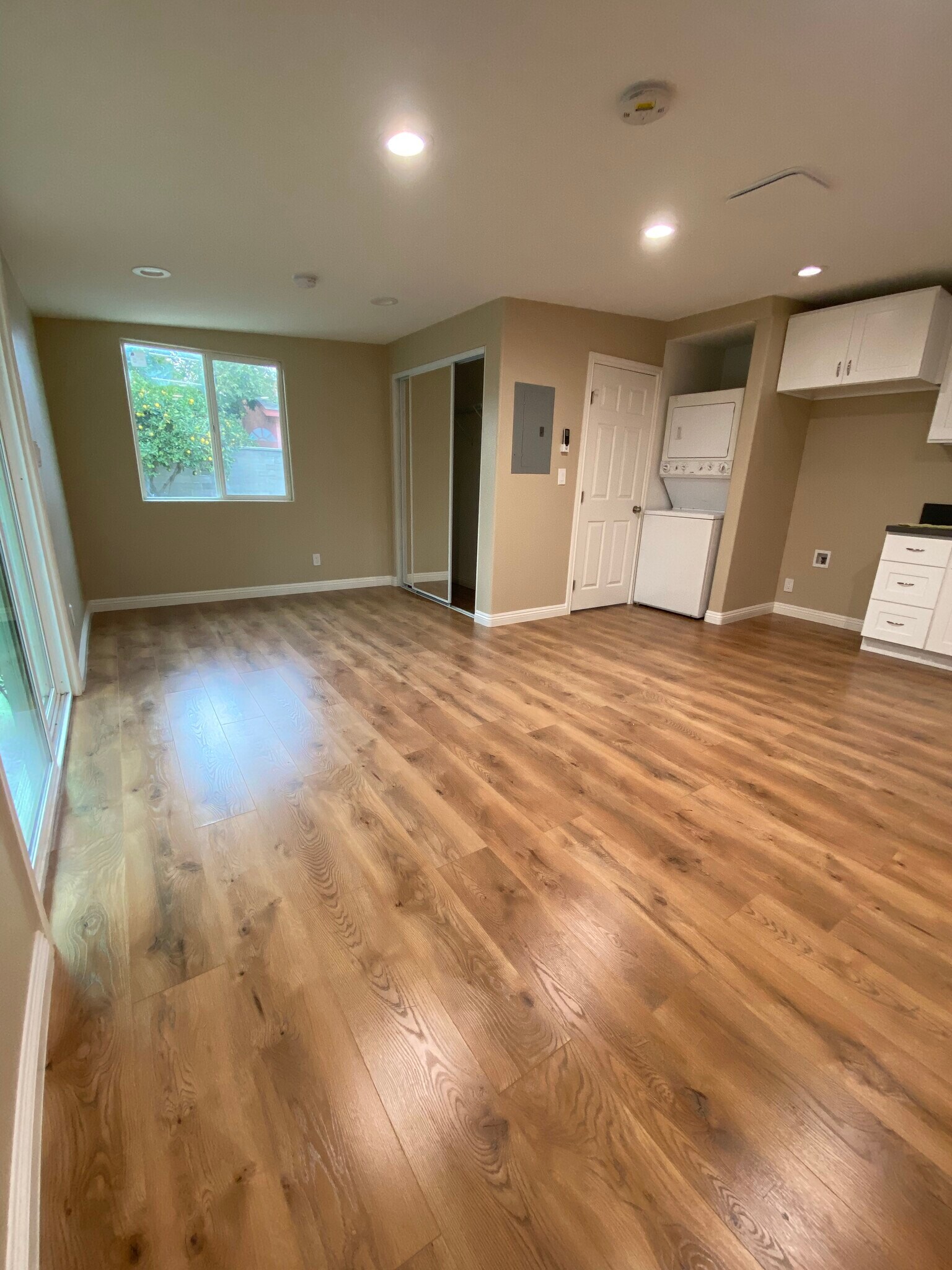 Living/Bedroom area - 6014 Lincoln Ave