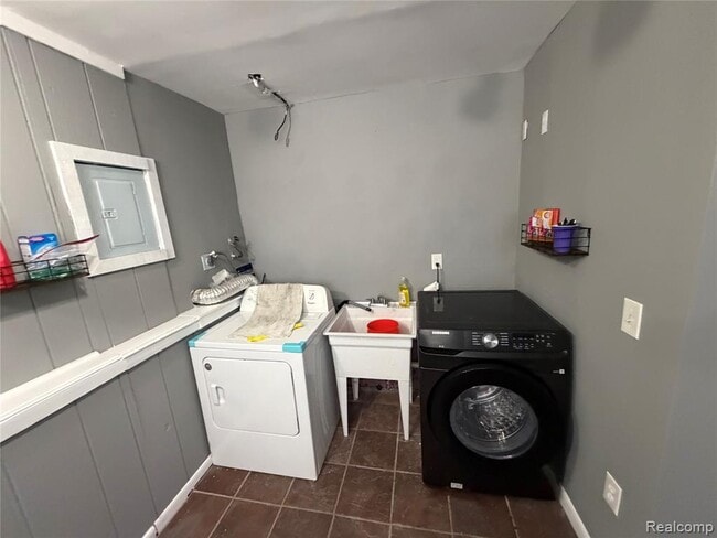 Building Photo - 115 Linhart St