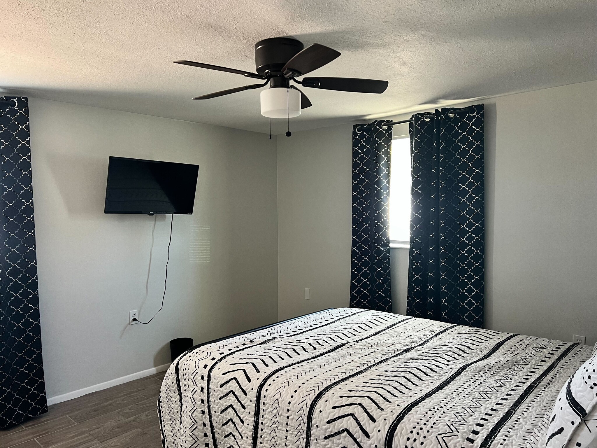 Room 1 - 5544 Baroque Dr