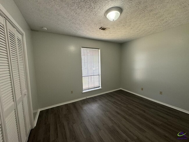 Building Photo - 107 Turtle Creek Dr