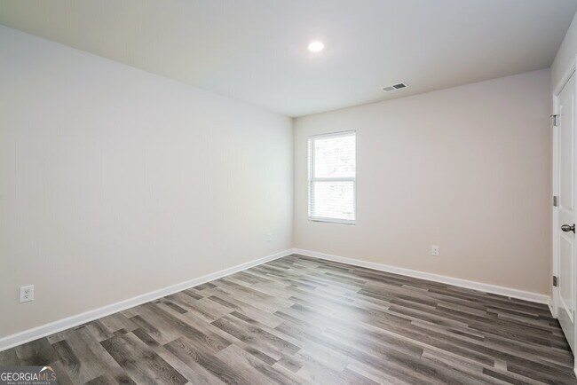 Building Photo - 444 Clematis Court