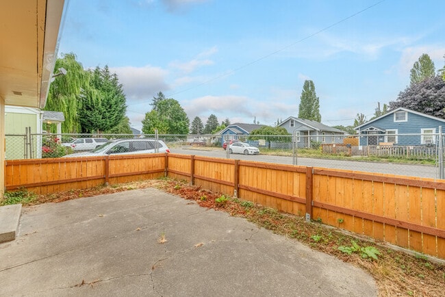 Building Photo - TWO BEDROOM ONE BATH APARTMENT IN LONGVIEW