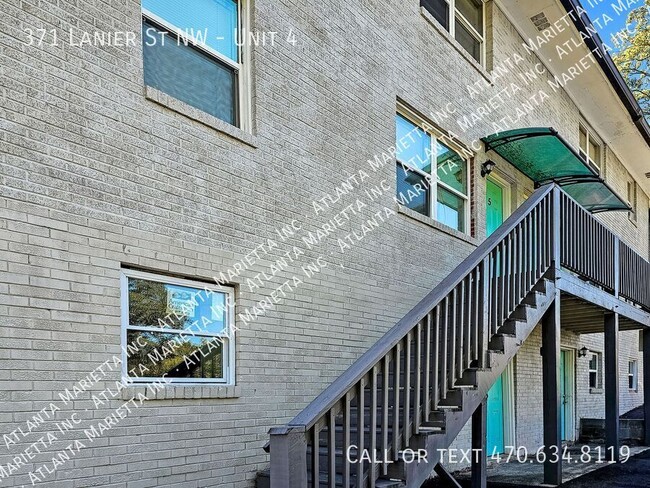 Building Photo - Street Level Updated 2-Bedroom Apartment i...