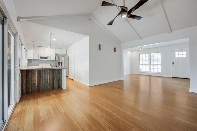 Building Photo - 307 Thistlewood Dr
