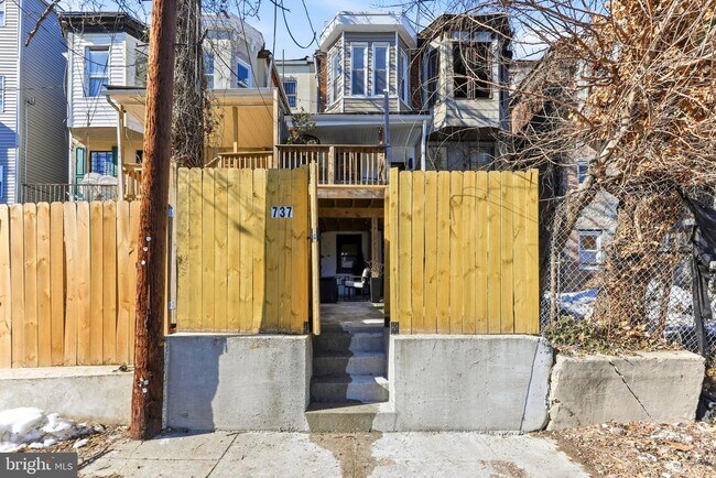 Building Photo - 737 Dolphin St