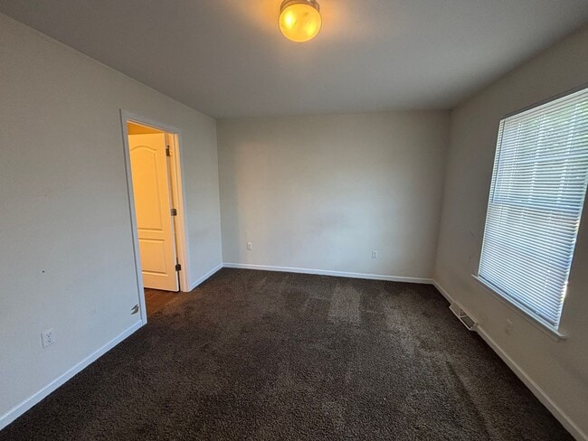 Building Photo - 3 Bedroom Townhouse in Tavern Grove