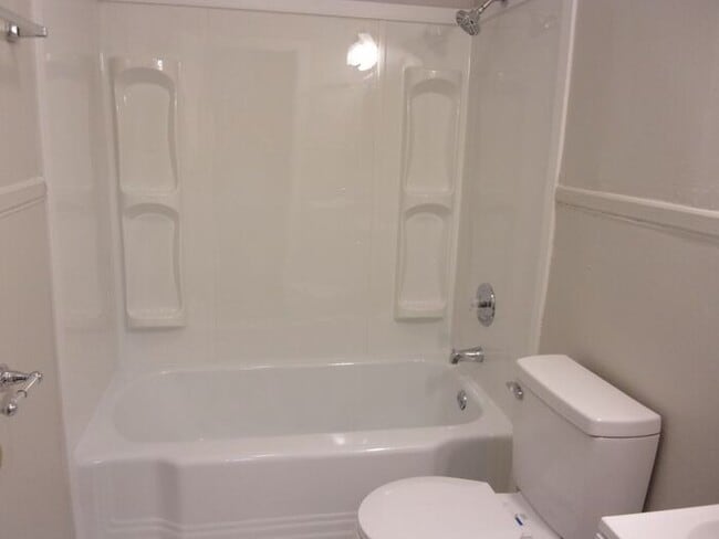 Building Photo - Renovated 2 Bedroom 1 1/2 Bath Townhome - ...