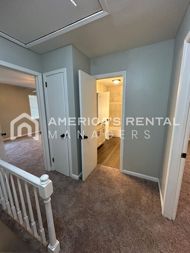 Building Photo - 2422 Hampstead Dr