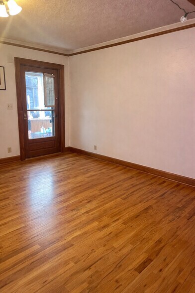 Building Photo - 203 E Davis Ave