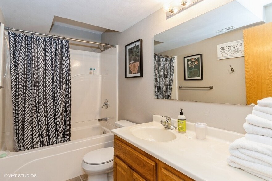 Lower Level Bath - 2762 Irving Ave