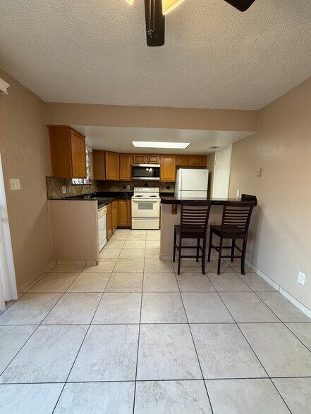 Building Photo - 6565 N 19th Ave