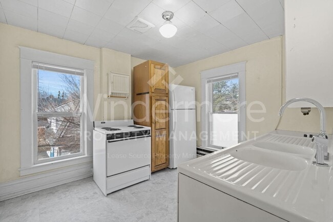 Building Photo - 1122 S Walnut St