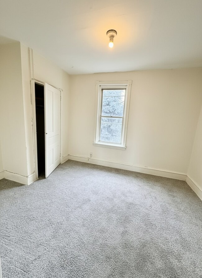 Building Photo - 630 E Thayer St