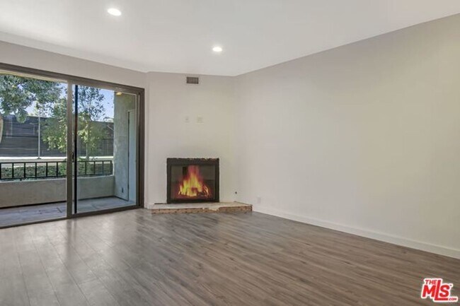 Building Photo - Stunning Playa del Rey Condo Awaits You!