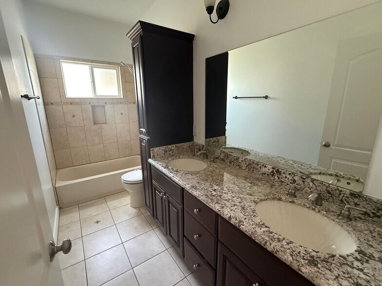 Building Photo - 2244 Ripple St