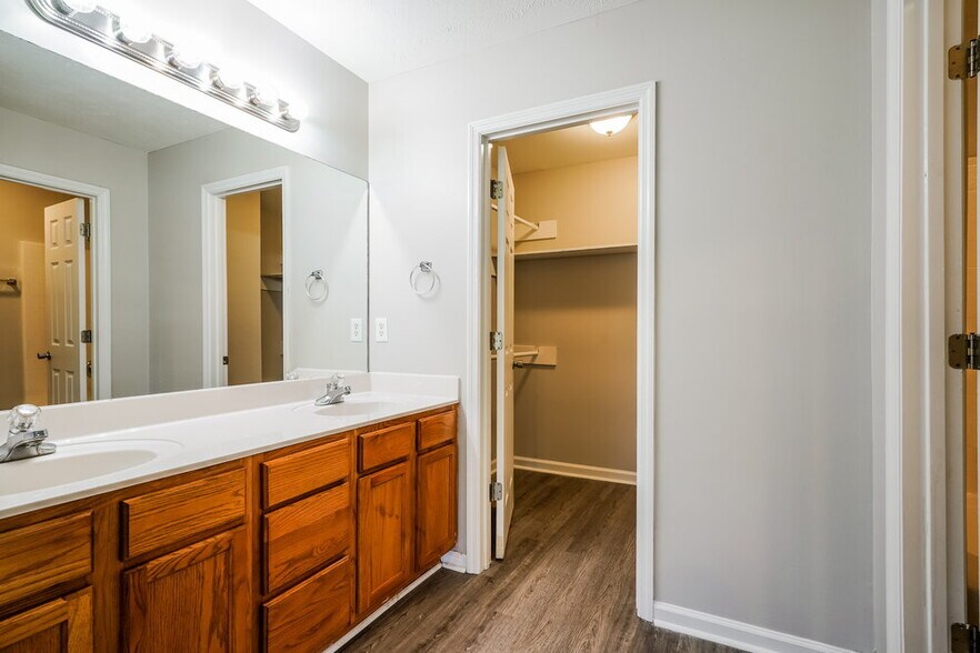 Building Photo - 1825 Lakewood Village Dr